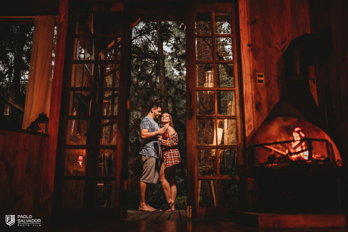 Ensaio de casal em chalé, ensaio pré-wedding cabanas rio dos cedros, fotos de ensaio de casal em chalés, ensaio intimo de casal em banheira, cabanas rio dos cedros, região dos lados, rio dos cedros, fotógrafo paolo salvador. pré-wedding em chalé
