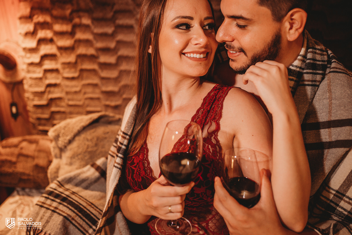 Ensaio de casal em chalé, ensaio pré-wedding cabanas rio dos cedros, fotos de ensaio de casal em chalés, ensaio intimo de casal em banheira, cabanas rio dos cedros, região dos lados, rio dos cedros, fotógrafo paolo salvador. pré-wedding em chalé