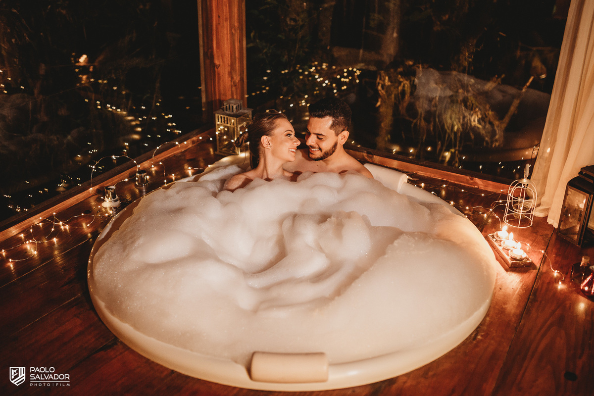 Ensaio de casal em chalé, ensaio pré-wedding cabanas rio dos cedros, fotos de ensaio de casal em chalés, ensaio intimo de casal em banheira, cabanas rio dos cedros, região dos lados, rio dos cedros, fotógrafo paolo salvador. pré-wedding em chalé, hidro