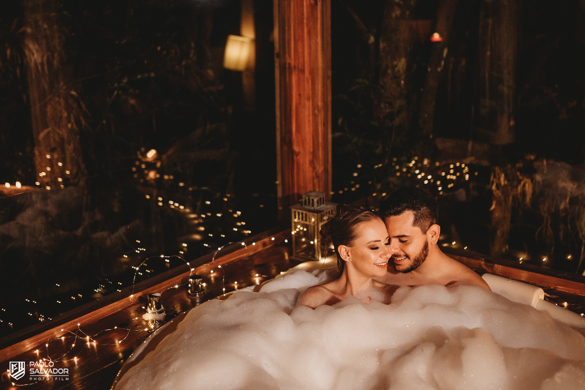 Ensaio de casal em chalé, ensaio pré-wedding cabanas rio dos cedros, fotos de ensaio de casal em chalés, ensaio intimo de casal em banheira, cabanas rio dos cedros, região dos lados, rio dos cedros, fotógrafo paolo salvador. pré-wedding em chalé, hidro
