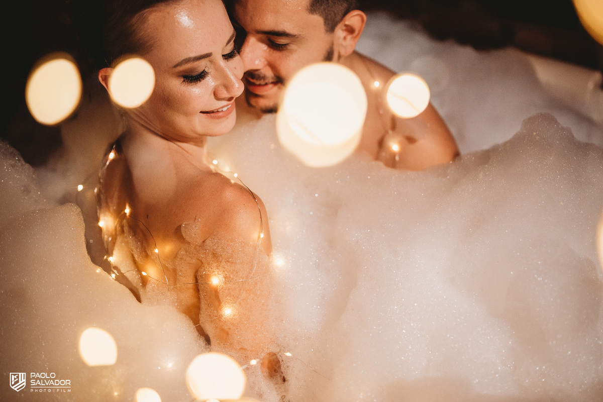 Ensaio de casal em chalé, ensaio pré-wedding cabanas rio dos cedros, fotos de ensaio de casal em chalés, ensaio intimo de casal em banheira, cabanas rio dos cedros, região dos lados, rio dos cedros, fotógrafo paolo salvador. pré-wedding em chalé, hidro