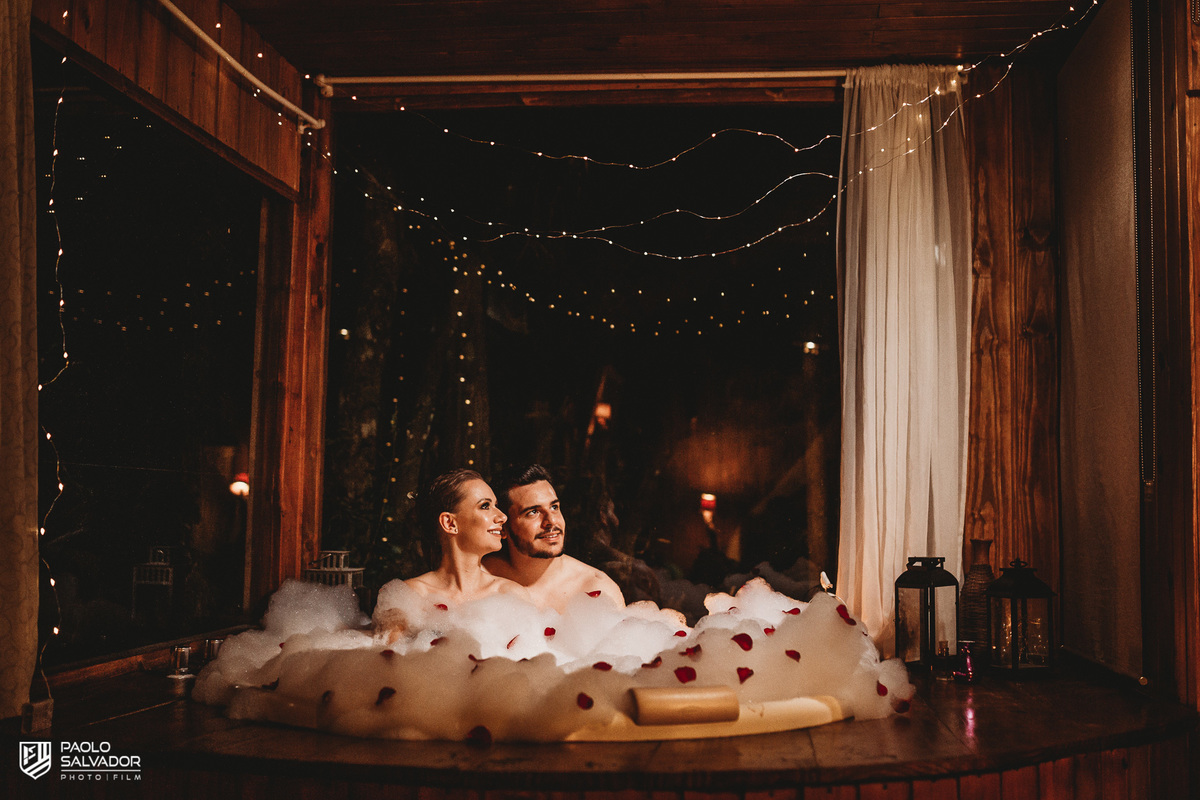 Ensaio de casal em chalé, ensaio pré-wedding cabanas rio dos cedros, fotos de ensaio de casal em chalés, ensaio intimo de casal em banheira, cabanas rio dos cedros, região dos lados, rio dos cedros, fotógrafo paolo salvador. pré-wedding em chalé, hidro