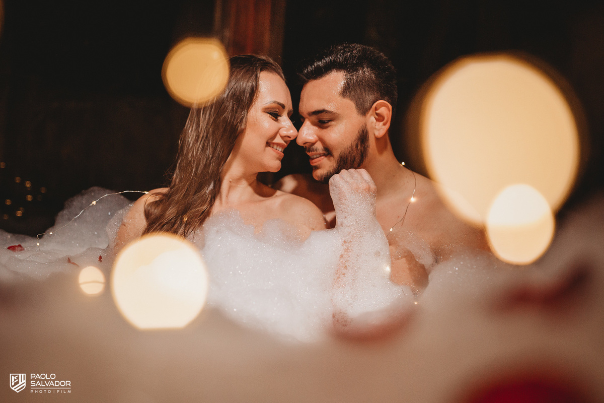 Ensaio de casal em chalé, ensaio pré-wedding cabanas rio dos cedros, fotos de ensaio de casal em chalés, ensaio intimo de casal em banheira, cabanas rio dos cedros, região dos lados, rio dos cedros, fotógrafo paolo salvador. pré-wedding em chalé, hidro