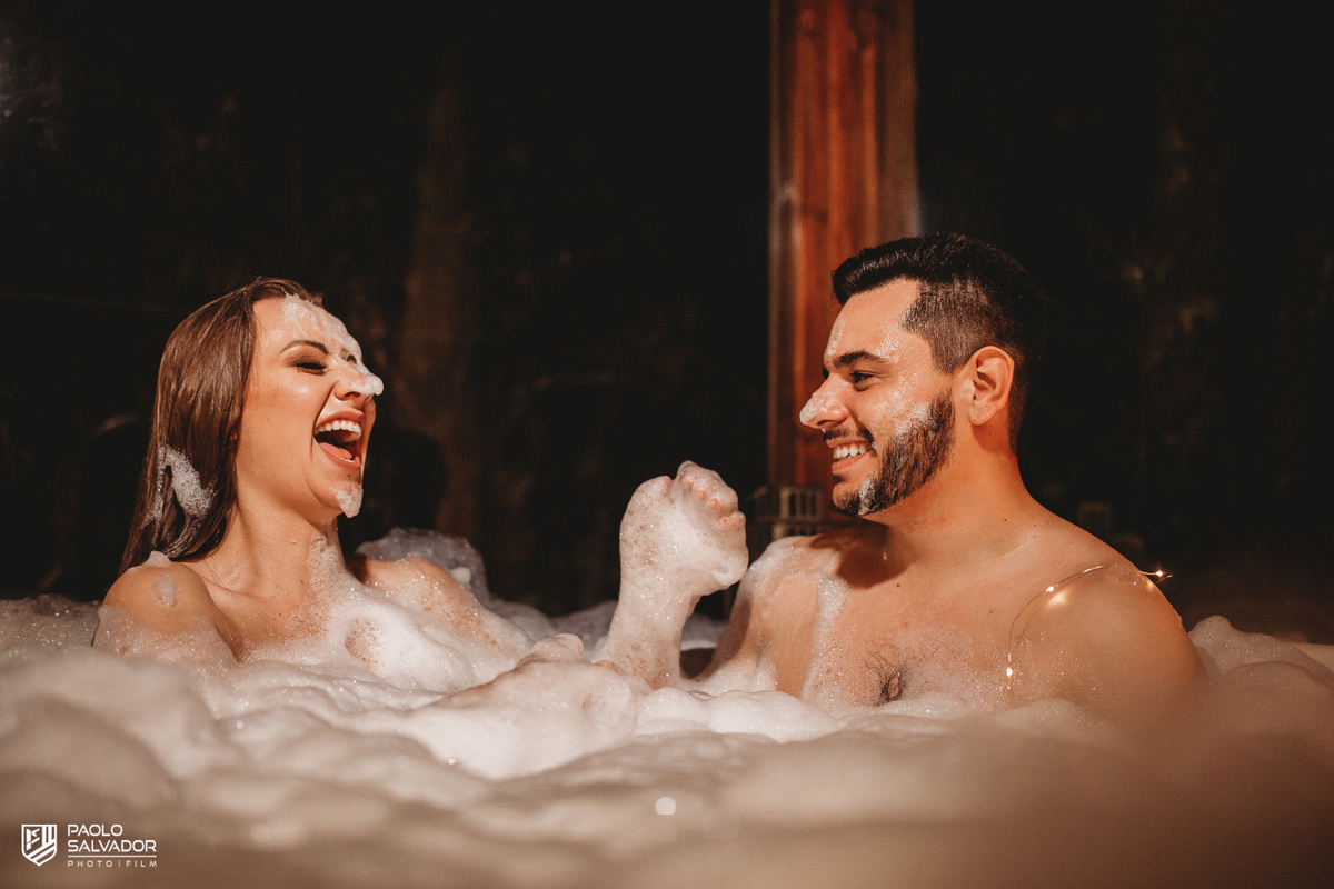 Ensaio de casal em chalé, ensaio pré-wedding cabanas rio dos cedros, fotos de ensaio de casal em chalés, ensaio intimo de casal em banheira, cabanas rio dos cedros, região dos lados, rio dos cedros, fotógrafo paolo salvador. pré-wedding em chalé, hidro