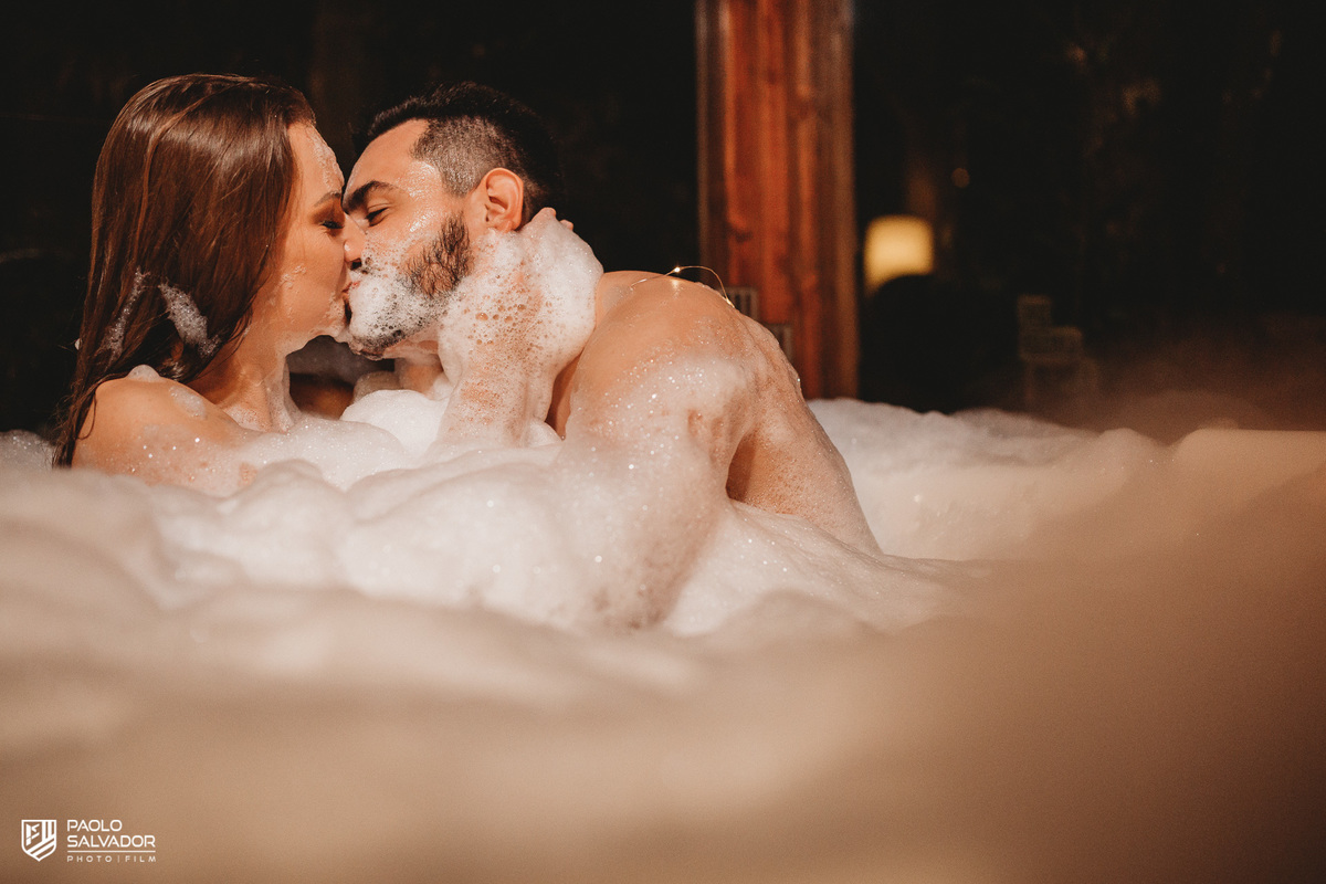 Ensaio de casal em chalé, ensaio pré-wedding cabanas rio dos cedros, fotos de ensaio de casal em chalés, ensaio intimo de casal em banheira, cabanas rio dos cedros, região dos lados, rio dos cedros, fotógrafo paolo salvador. pré-wedding em chalé, hidro