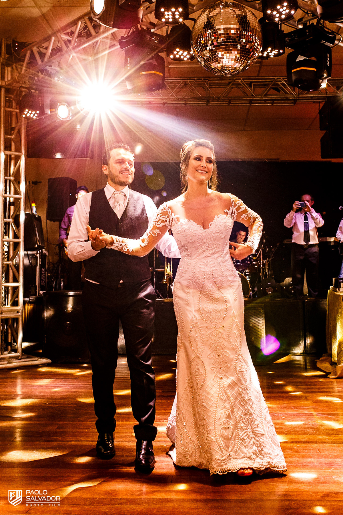 fotos de casamento em timbó blumenau indaial - making of do noivo - Jota barber shop - dia da noiva atelie maria silva - fotografia de casamento gélica e douglas -  igreja lar rodeio 12 - fotógrafo de casamento paolo salvador - wedding blumenau