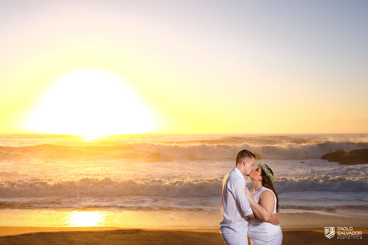 fotos pré wedding praia de taquaras em balneario camboriu - ensaio pré wedding na praia de taquarinhas - fotos pre casamento no nascer do sol - caroline e jackson de pomerode - ensaio fotografico de casal no litoral catarinense - paolo salvador fotografo