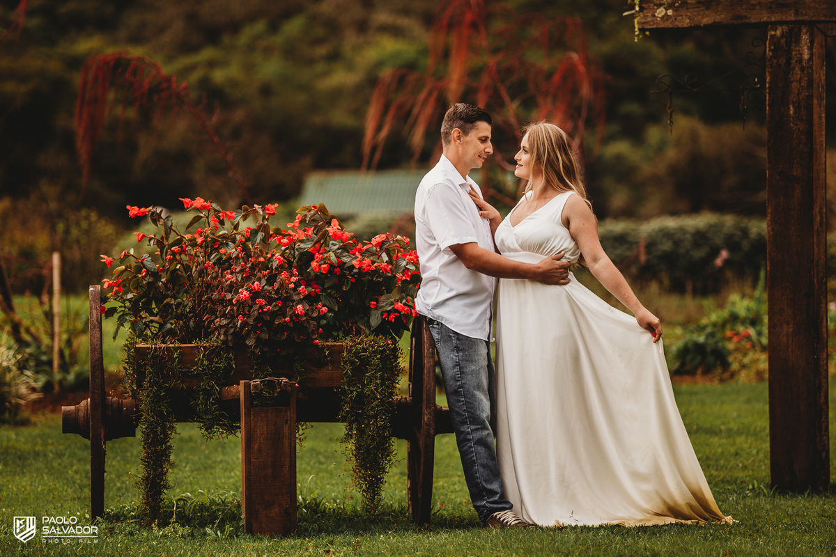 fotos de casamento vale dos ventos-pré-wedding-arlindo e cristiane-rio dos cedros-fotografia de casal ao ar livre-pré casamento campo - vale dos vinhedos- fotógrafo de casamento paolo salvador - ensaio região dos lagos rio dos cedros santa catarina frio