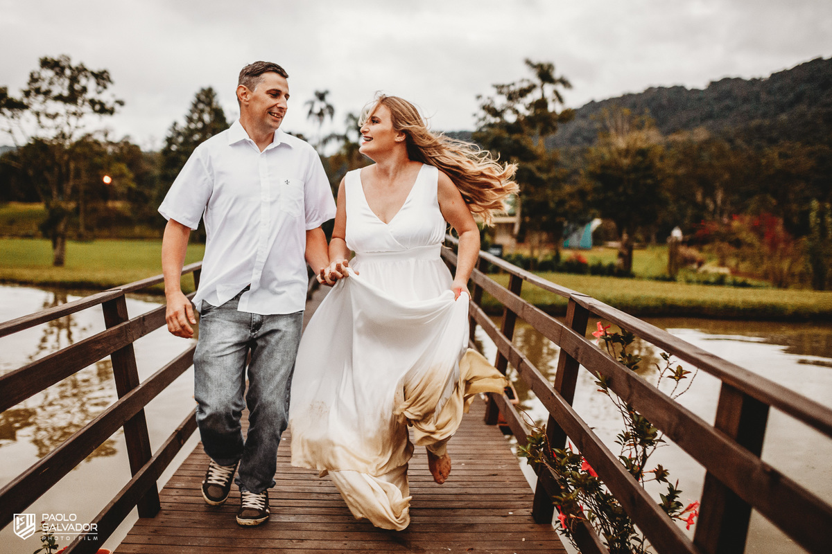 fotos de casamento vale dos ventos-pré-wedding-arlindo e cristiane-rio dos cedros-fotografia de casal ao ar livre-pré casamento campo - vale dos vinhedos- fotógrafo de casamento paolo salvador - ensaio região dos lagos rio dos cedros santa catarina frio