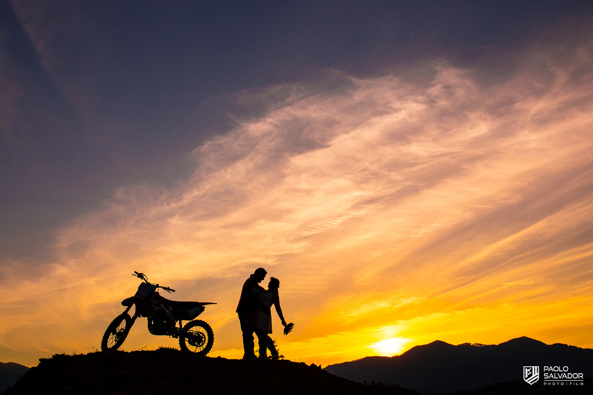 ensaio pré wedding com moto de trilha, ensaio de casal radical, pista de moto cross santa catarina, jamile e ismael raddol, paolo salvador fotografias, fotografo de casamento blumenau, timbó, indaial,  ensaio fotografico criativo moto, pré casamento 