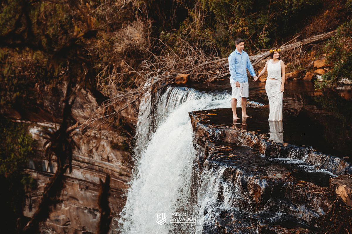 fotos pré-wedding na cachoeira formosa em rio dos cedros na região dos lago, fotos de casamento blumenau de dia, pré casamento ana paula e adriano, ensaio no campo, santa catarina, paolo salvador fotografia, ensaio casal ao ar livre, campo, cachoeira