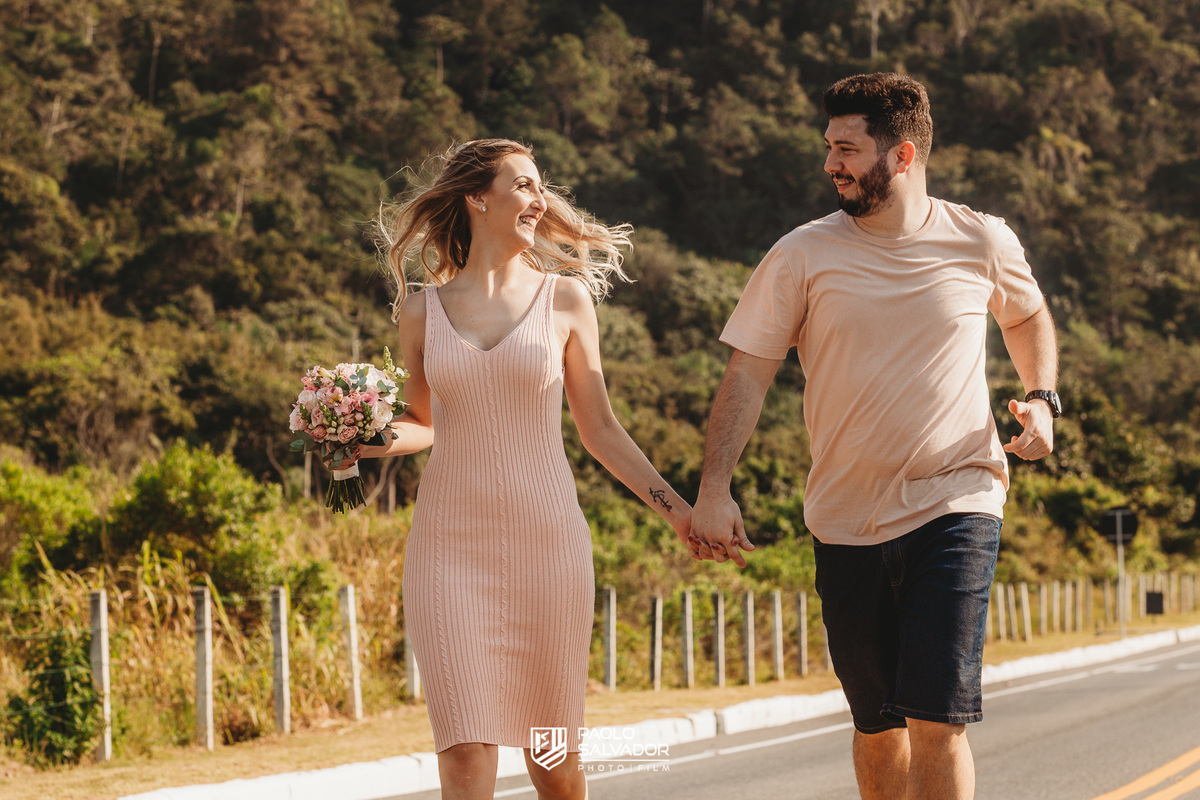 ensaio pré-casamento no litoral catarinense ao nascer do sol em balneário camboriú ao nascer do sol, pré-casamento maysa e lucas na praia com cachorro, fotos de casamento blumenau, timbó, indaial, melhor fotógrafo de casamento blumenau paolo salvador