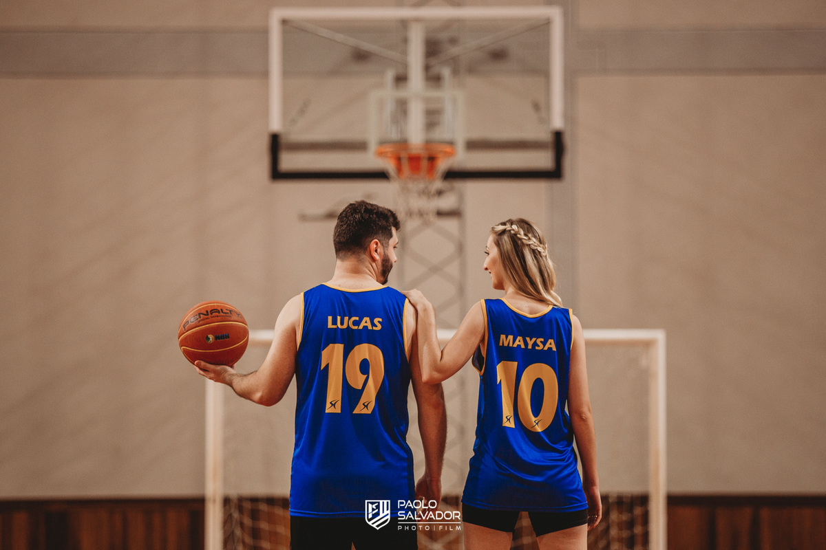 ensaio pré-wedding com basquete, pré-casamento criativo com tema de basquete na quadra, fotos de casamento em blumenau, ensaio de casal maysa e lucas em timbó, ensaio radical, NBA, basquete, ensaio em casa apartamento, fotógrafo paolo salvador lifestyle
