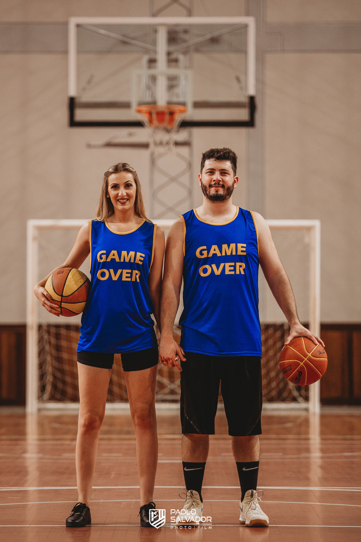 ensaio pré-wedding com basquete, pré-casamento criativo com tema de basquete na quadra, fotos de casamento em blumenau, ensaio de casal maysa e lucas em timbó, ensaio radical, NBA, basquete, ensaio em casa apartamento, fotógrafo paolo salvador lifestyle