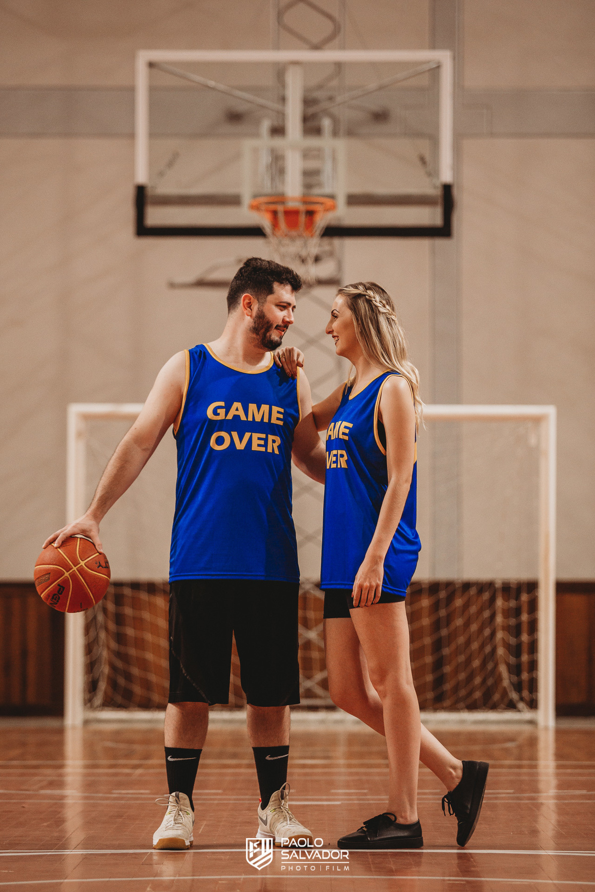 ensaio pré-wedding com basquete, pré-casamento criativo com tema de basquete na quadra, fotos de casamento em blumenau, ensaio de casal maysa e lucas em timbó, ensaio radical, NBA, basquete, ensaio em casa apartamento, fotógrafo paolo salvador lifestyle