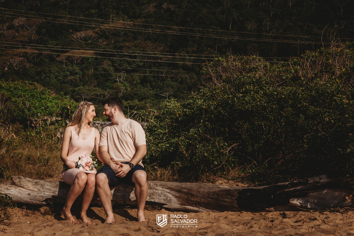 ensaio pré-casamento no litoral catarinense ao nascer do sol em balneário camboriú ao nascer do sol, pré-casamento maysa e lucas na praia com cachorro, fotos de casamento blumenau, timbó, indaial, melhor fotógrafo de casamento blumenau paolo salvador
