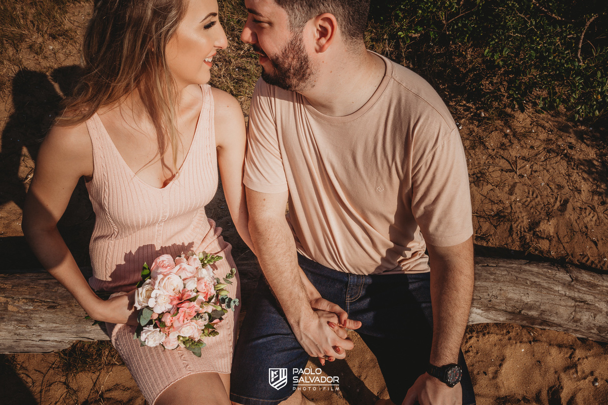 ensaio pré-casamento no litoral catarinense ao nascer do sol em balneário camboriú ao nascer do sol, pré-casamento maysa e lucas na praia com cachorro, fotos de casamento blumenau, timbó, indaial, melhor fotógrafo de casamento blumenau paolo salvador