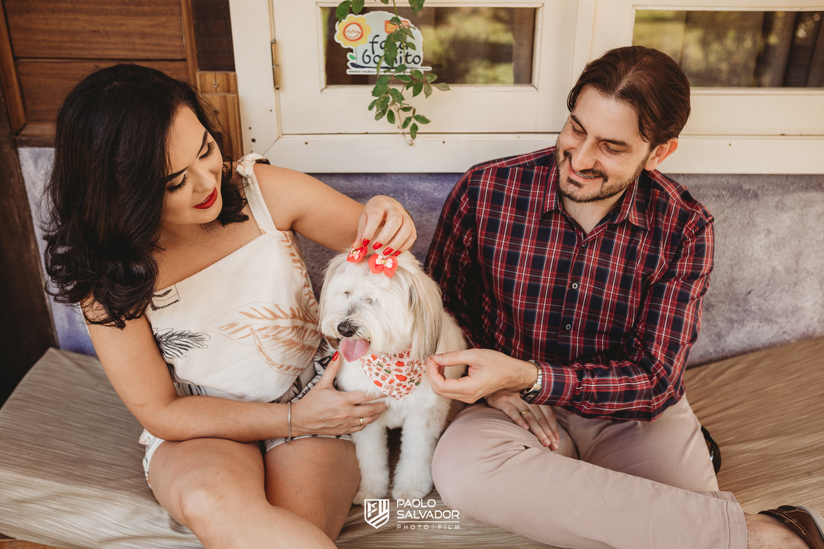 fotos de casamento vale dos ventos rio dos cedros, ensaio de casal no campo, pré-wedding com cachorro, pré-casamento mariane e jonas na pousada na região dos lagos - fotógrafo de casamento blumenau Indaial timbó - paolo salvador foto e vídeo de casamento 
