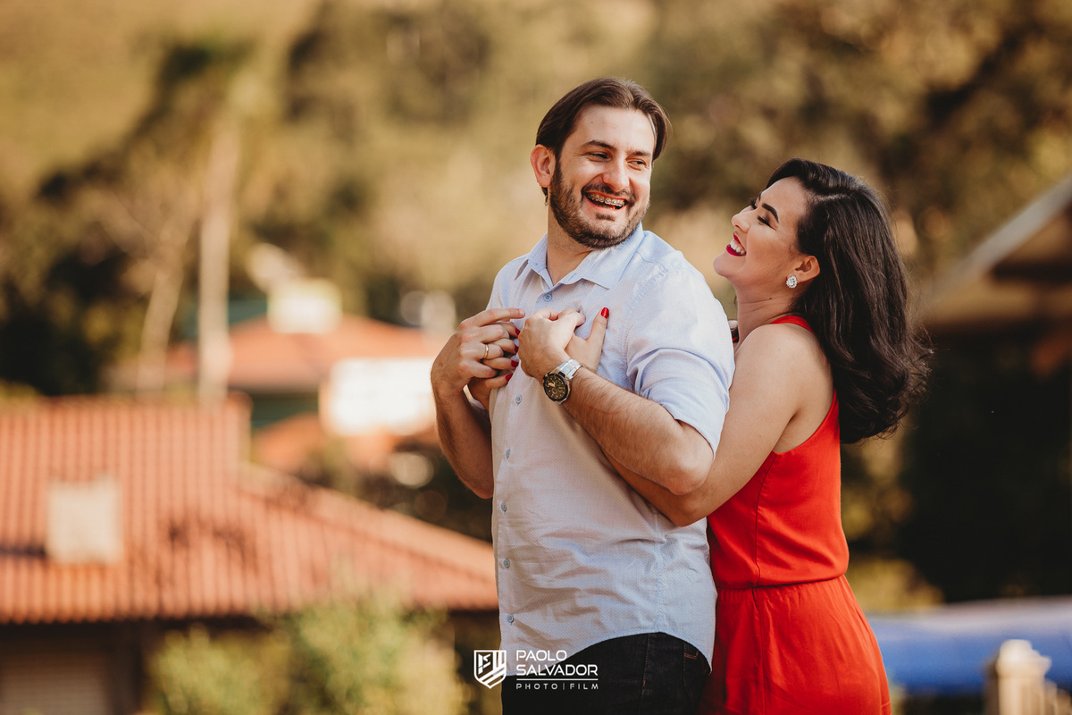 fotos de casamento vale dos ventos rio dos cedros, ensaio de casal no campo, pré-wedding com cachorro, pré-casamento mariane e jonas na pousada na região dos lagos - fotógrafo de casamento blumenau Indaial timbó - paolo salvador foto e vídeo de casamento 