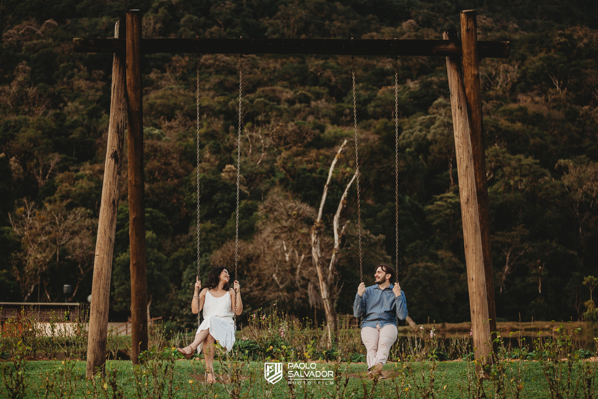 fotos de casamento vale dos ventos rio dos cedros, ensaio de casal no campo, pré-wedding com cachorro, pré-casamento mariane e jonas na pousada na região dos lagos - fotógrafo de casamento blumenau Indaial timbó - paolo salvador foto e vídeo de casamento 