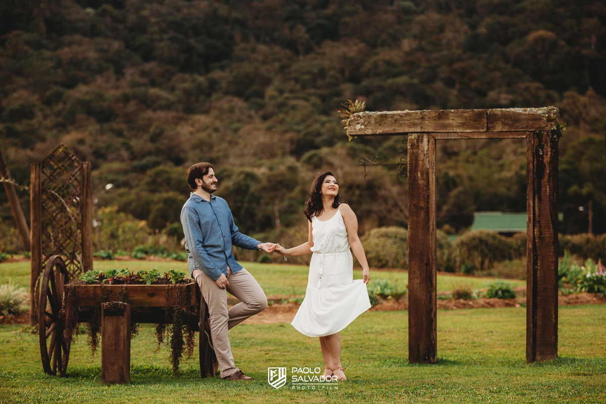 fotos de casamento vale dos ventos rio dos cedros, ensaio de casal no campo, pré-wedding com cachorro, pré-casamento mariane e jonas na pousada na região dos lagos - fotógrafo de casamento blumenau Indaial timbó - paolo salvador foto e vídeo de casamento 