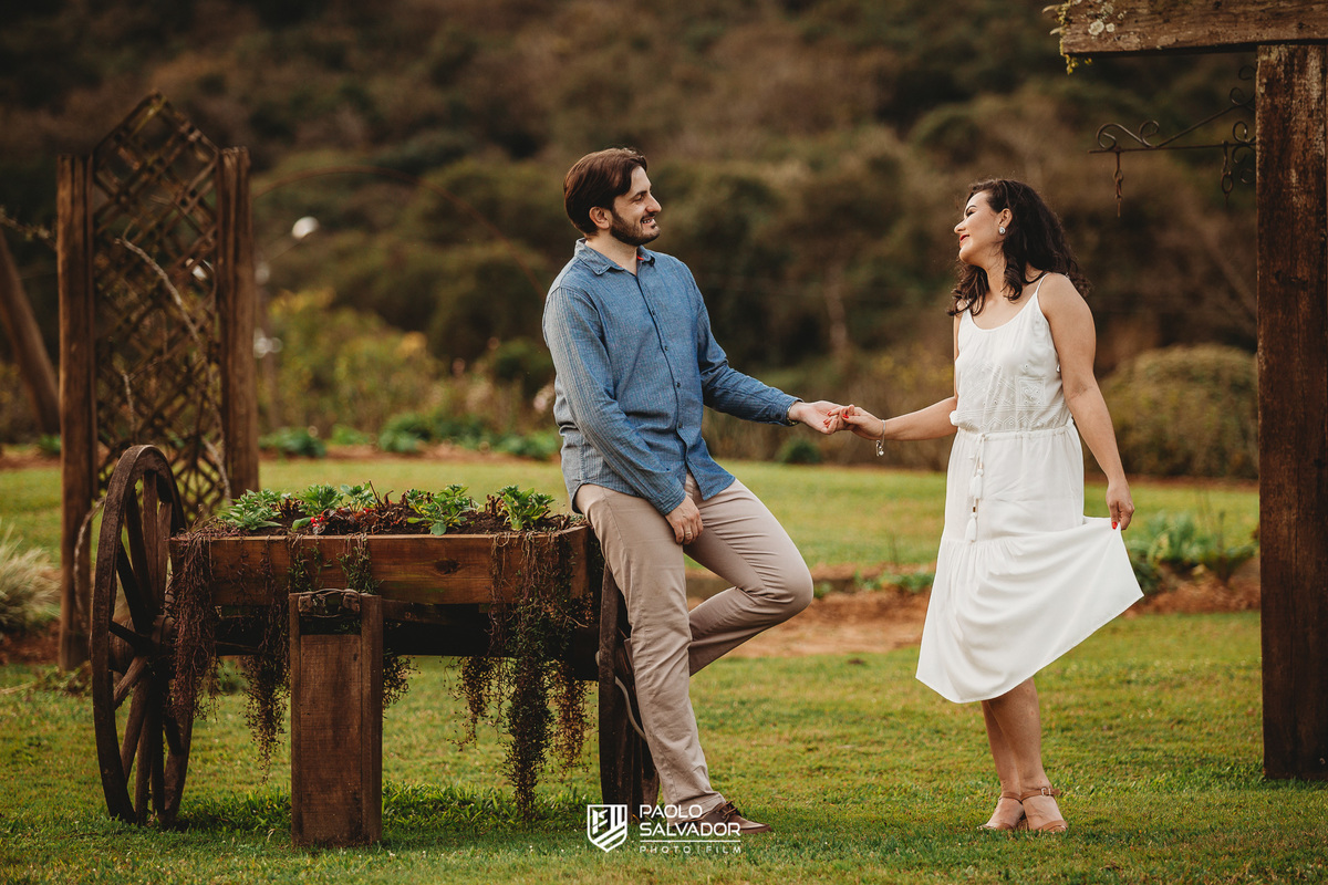 fotos de casamento vale dos ventos rio dos cedros, ensaio de casal no campo, pré-wedding com cachorro, pré-casamento mariane e jonas na pousada na região dos lagos - fotógrafo de casamento blumenau Indaial timbó - paolo salvador foto e vídeo de casamento 