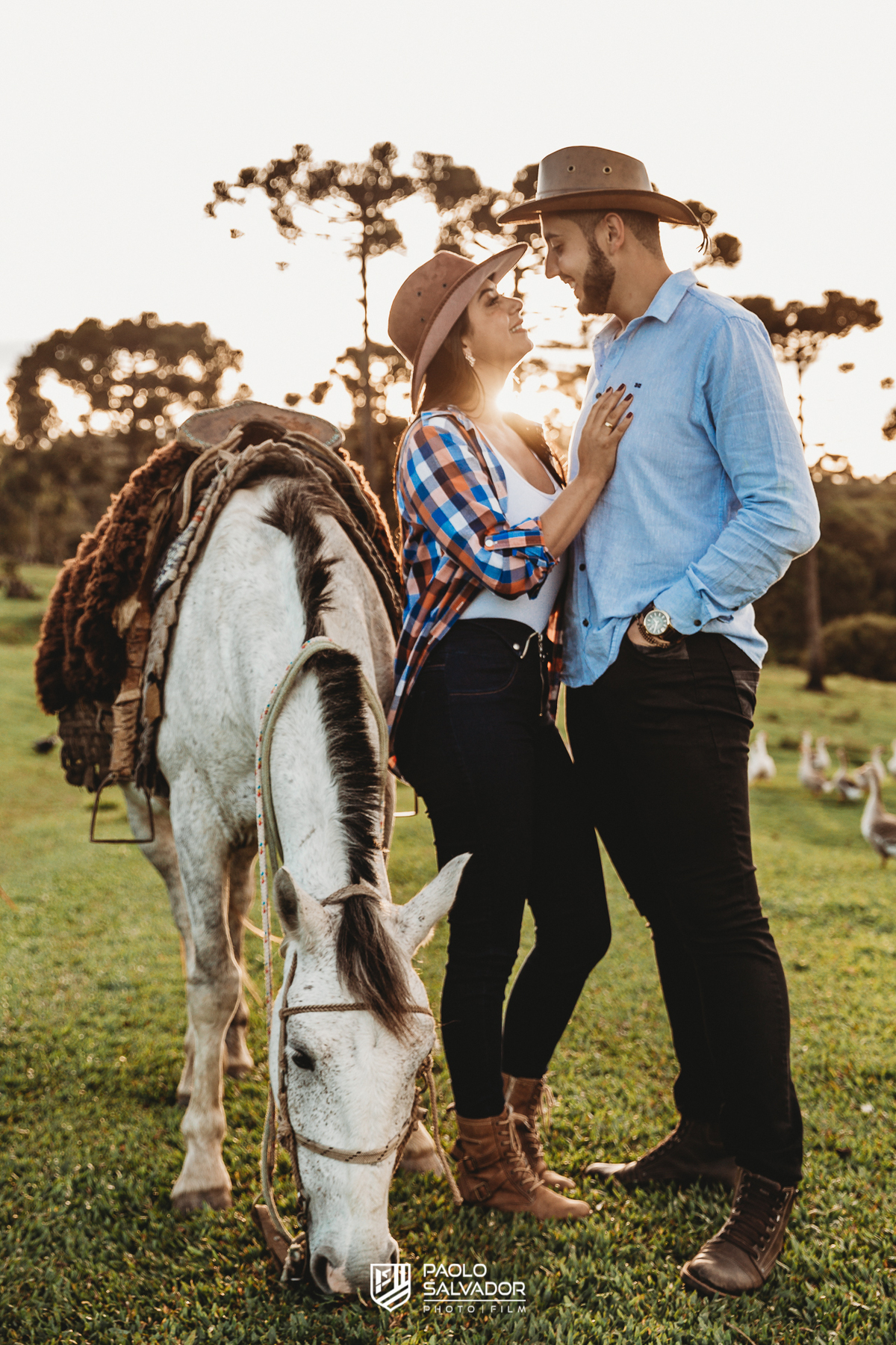 ensaio_pre-wedding_praia_penha_navegantes_nascerdosol_pre-casamento_campo_fazenda_cavalo_itaiopolis_emerson_taty_fotosdecasamento_blumenau_fotografodecasamento_timbo_indaial_santacatarina_paolosalvador_fotosdecasal_ensaiocasal_litoralcatarinense_brusque