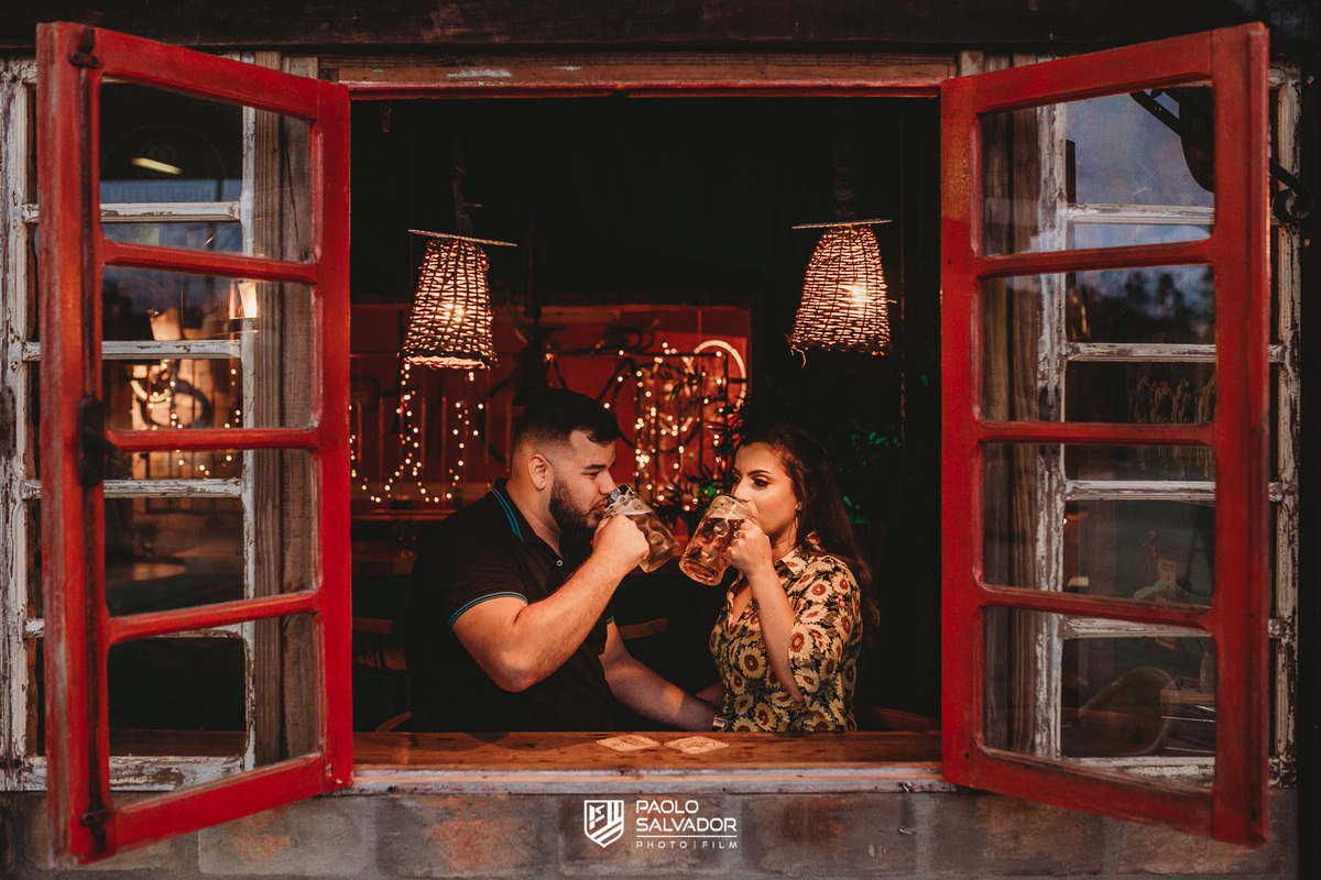 fotos_pre-wedding_grazi_rogerio_moto_ruadeasfalto_ensaiodecasal_girassol_riodoscedros_fotosdecasamento_blumenau_timbó_fotos_pub_chopp_hamburguer_ensaio_criativo_paolo_salvador_fotografodecasamento_pre-casamento_moto_honda_harley_plantacaodegirassol_paolo