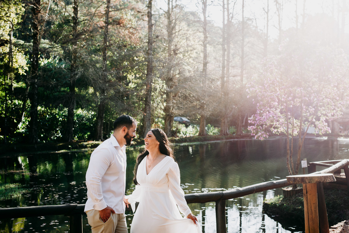 noivos rindo perto do lago em santo antonio do pinhal