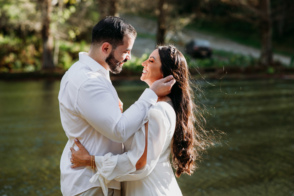 noivos fazendo carinho na beira do lago em santo antonio do pinhal