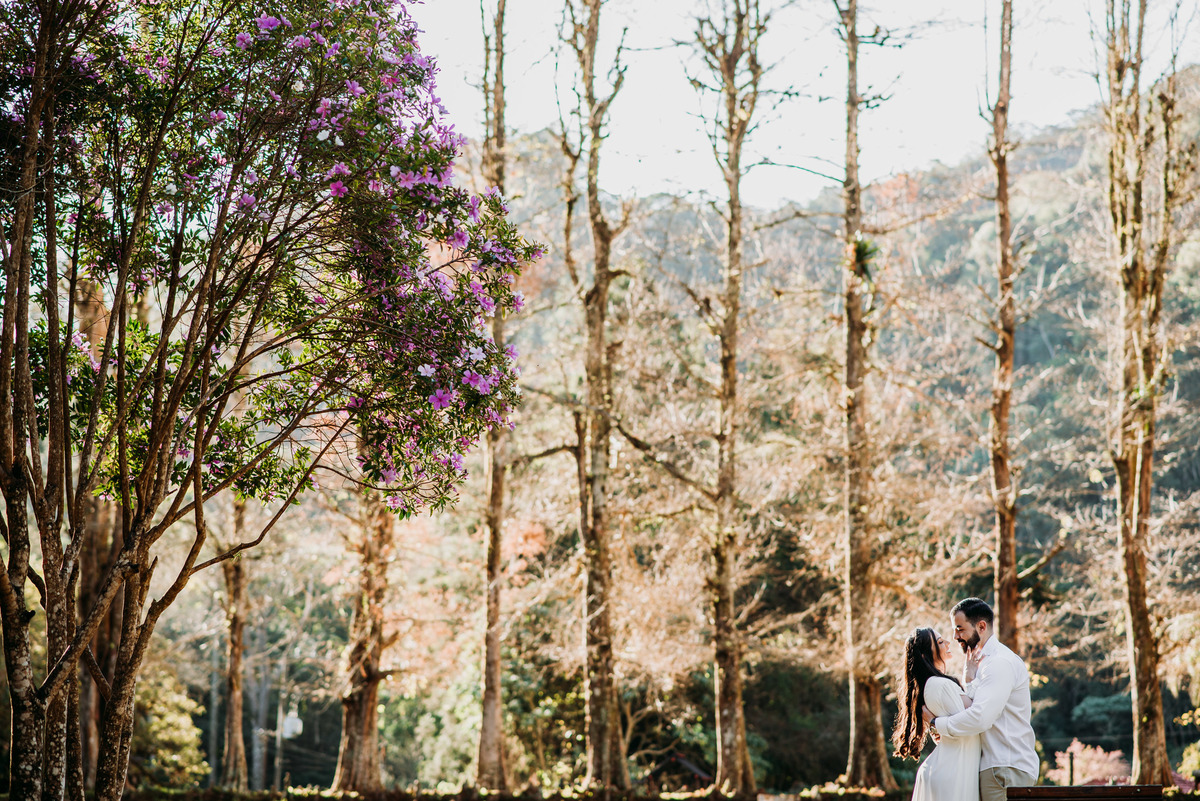 casal romantico na beira do lago no restaurante arco iris em santo antonio do pinhal