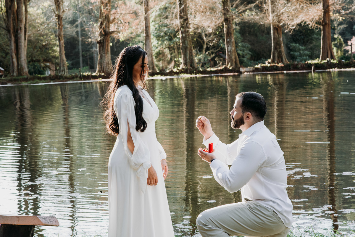 pedido de casamento na beira do lago