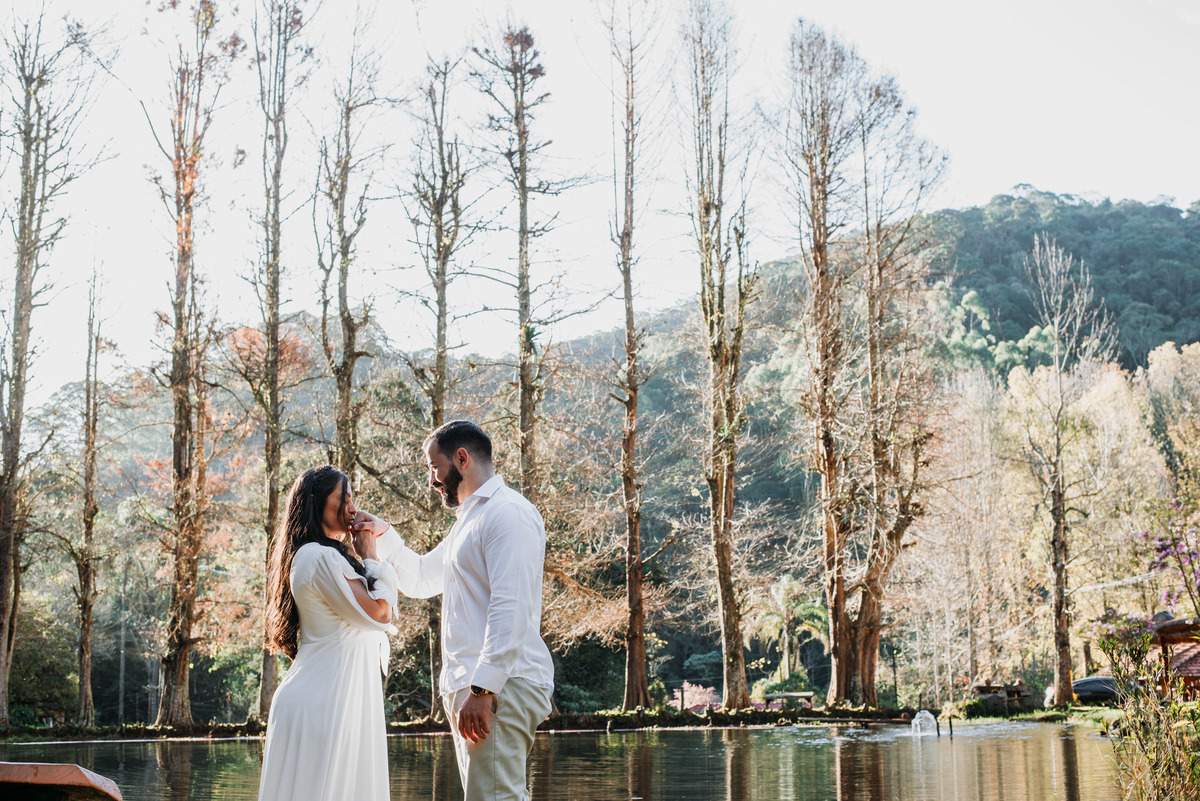 ensaio de pedido de casamento na beira do lago 