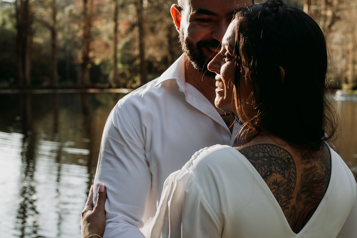 noiva linha sorrindo na beira do lago em santo antonio do pinhal