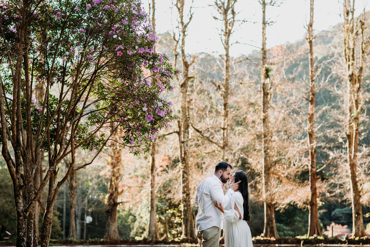 casal romantico na beira do lago em santo antonio do pinhal