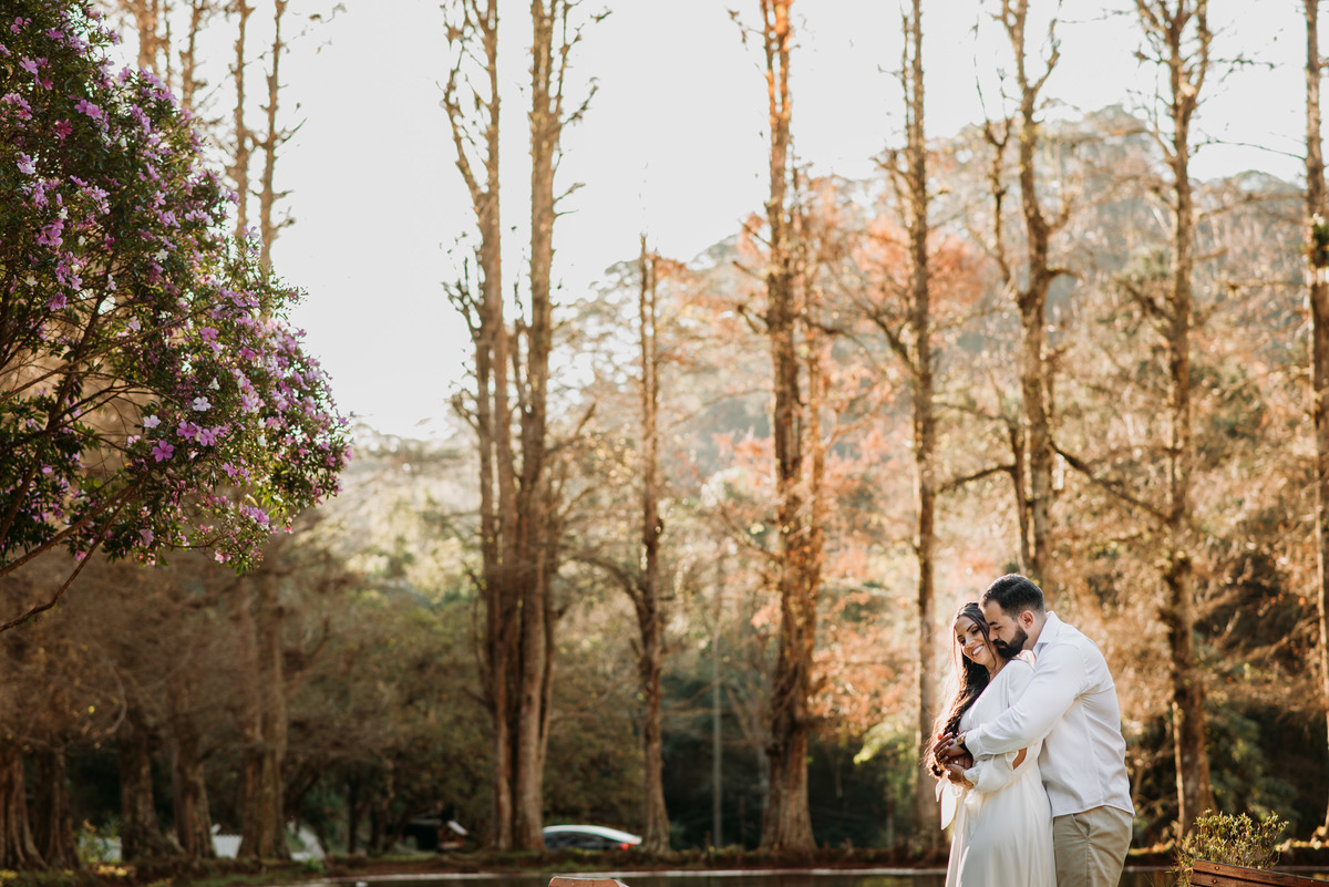 casal abraçados na beira do lago em santo antonio do pinhal