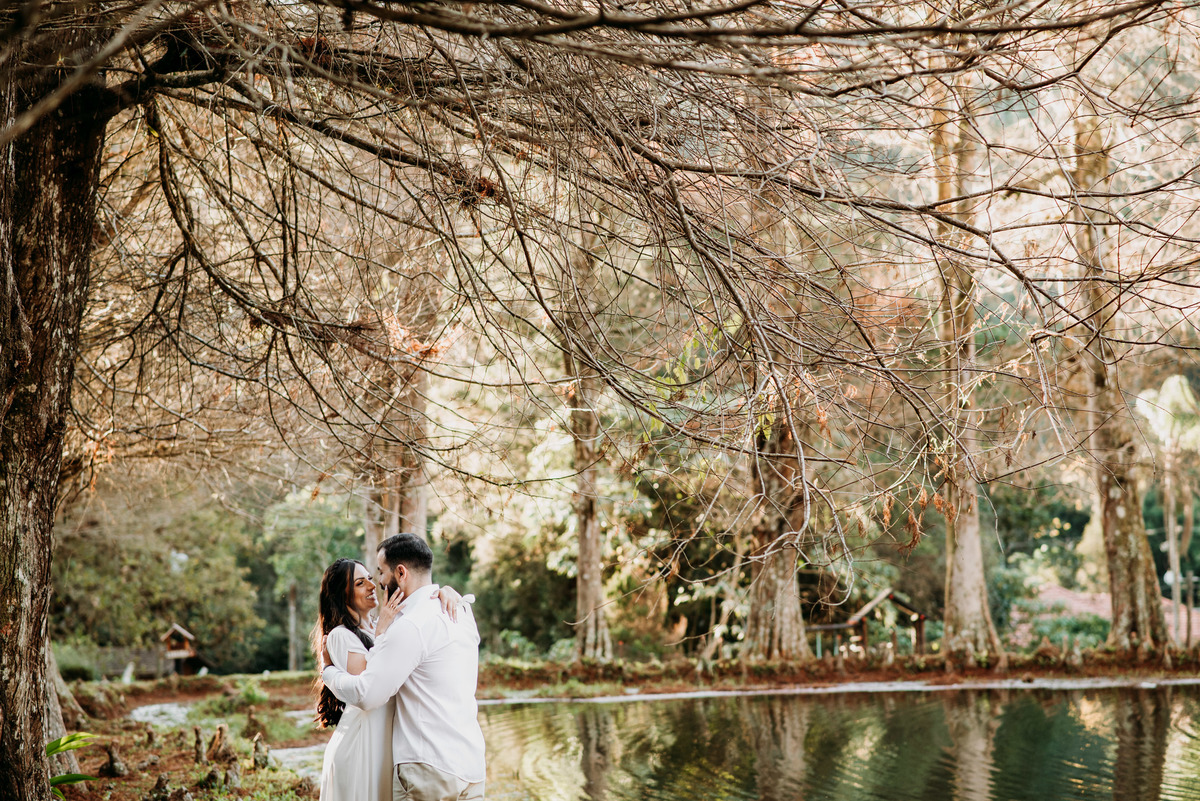 casal de noivos se olhando apaixonados no restaurante arco iris em santo antonio