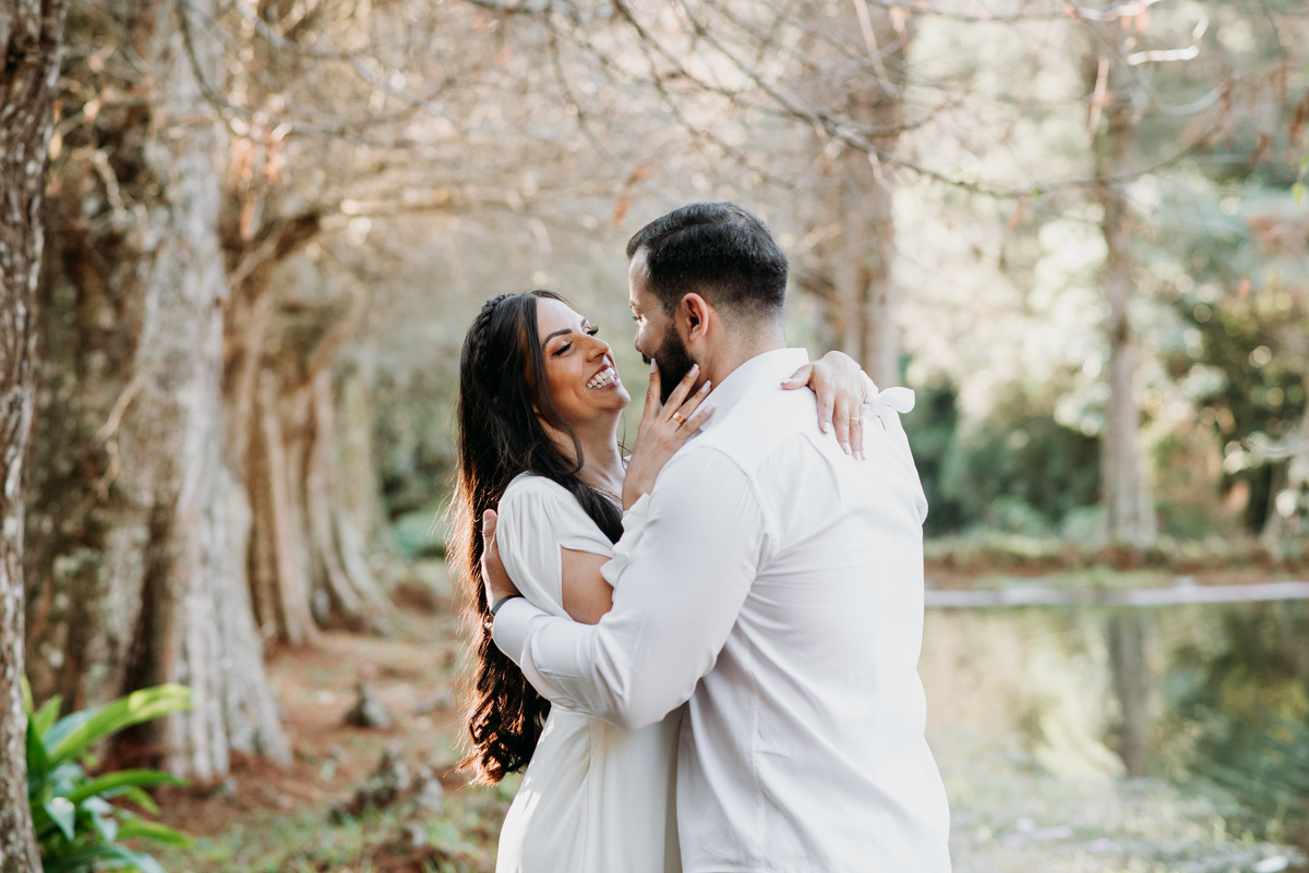 casal de noivos se olhando apaixonados no restaurante arco iris