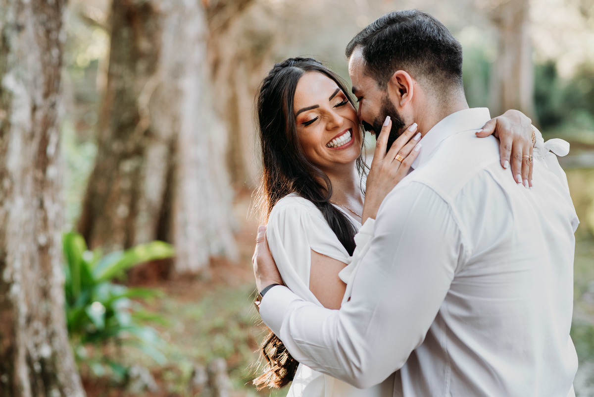 noiva rindo com o noivo no restaurante arco iris em santo antonio do pinhal