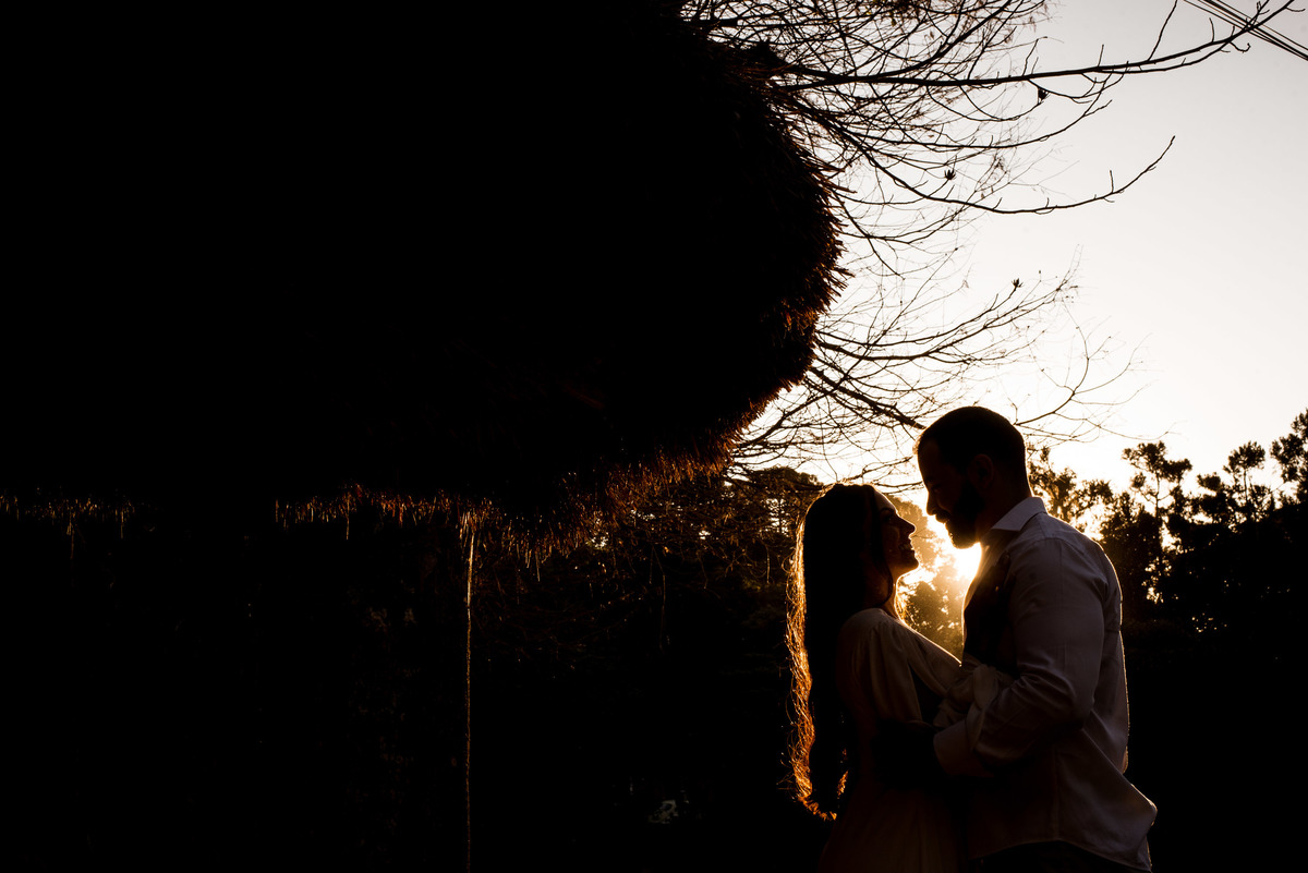 casal se olhando no restaurante arco iris em santo antonio do pinhal