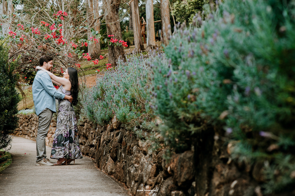 casal de noivos se olhando na lavanda na sessão pré wedding no Jardim dos Pinhais Ecco Parque