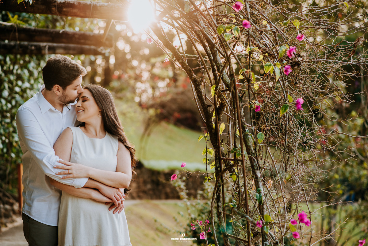 brilho do sol com os noivos na sessão pré wedding Jardim dos Pinhais Ecco Parque