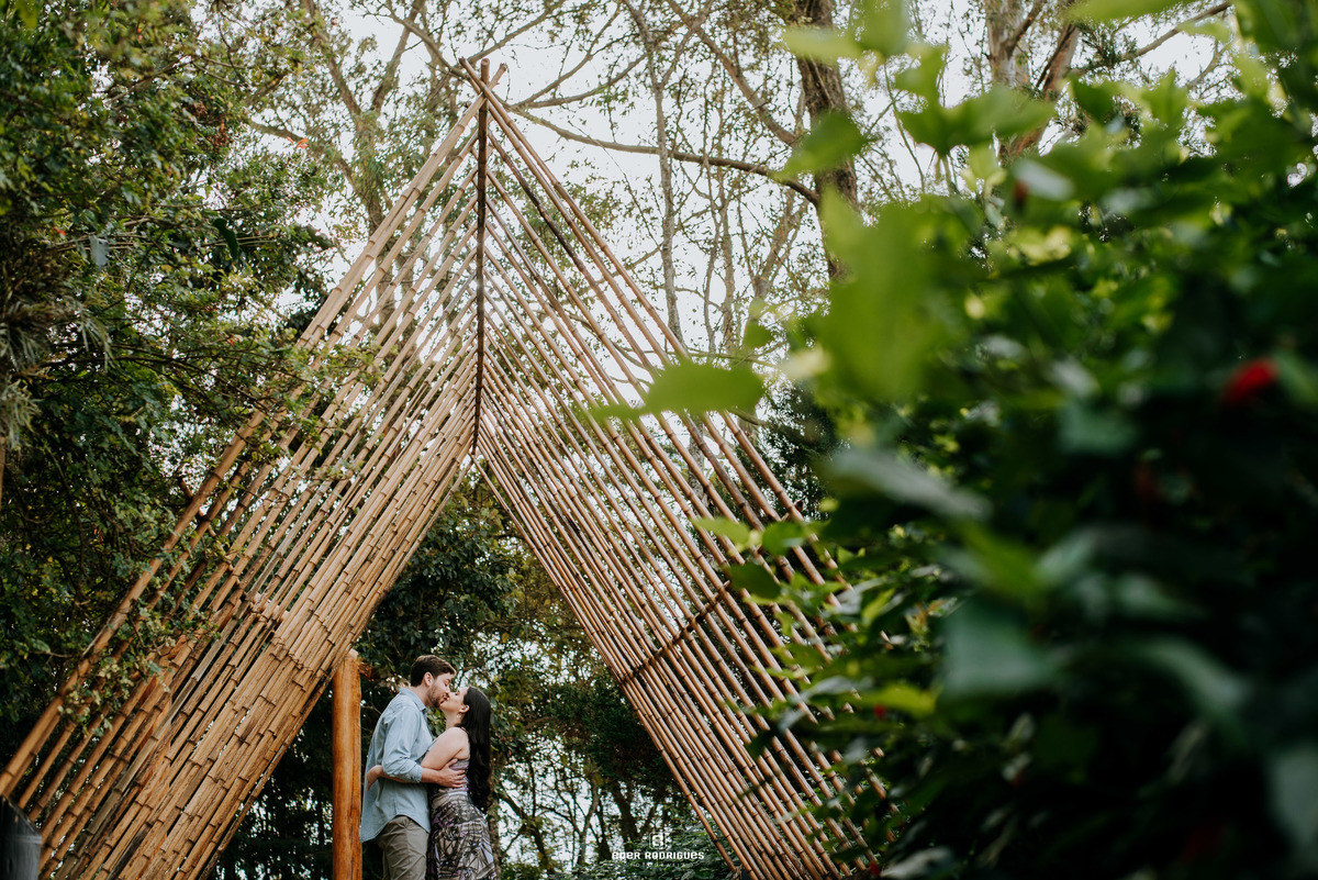 casal se beijando no ensaio de casamento em santo antonio do pinhal