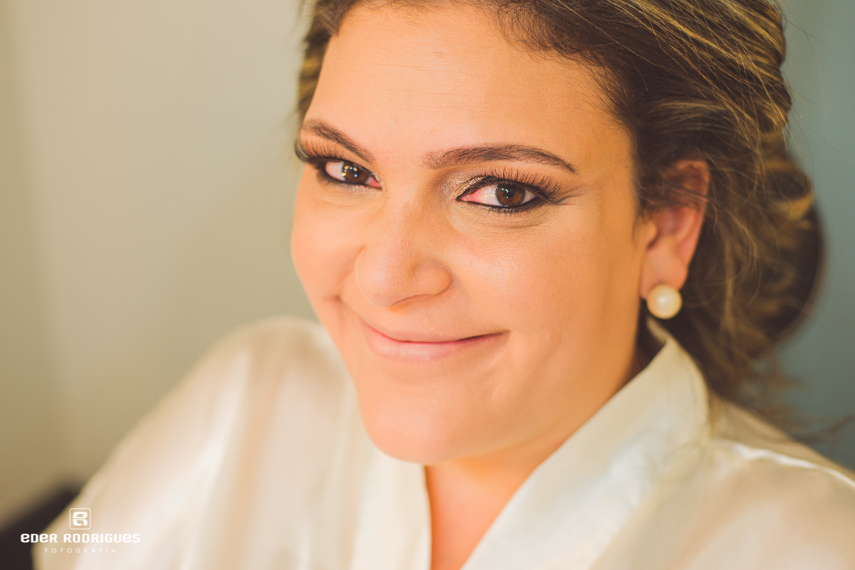 Noiva sorrindo no making of