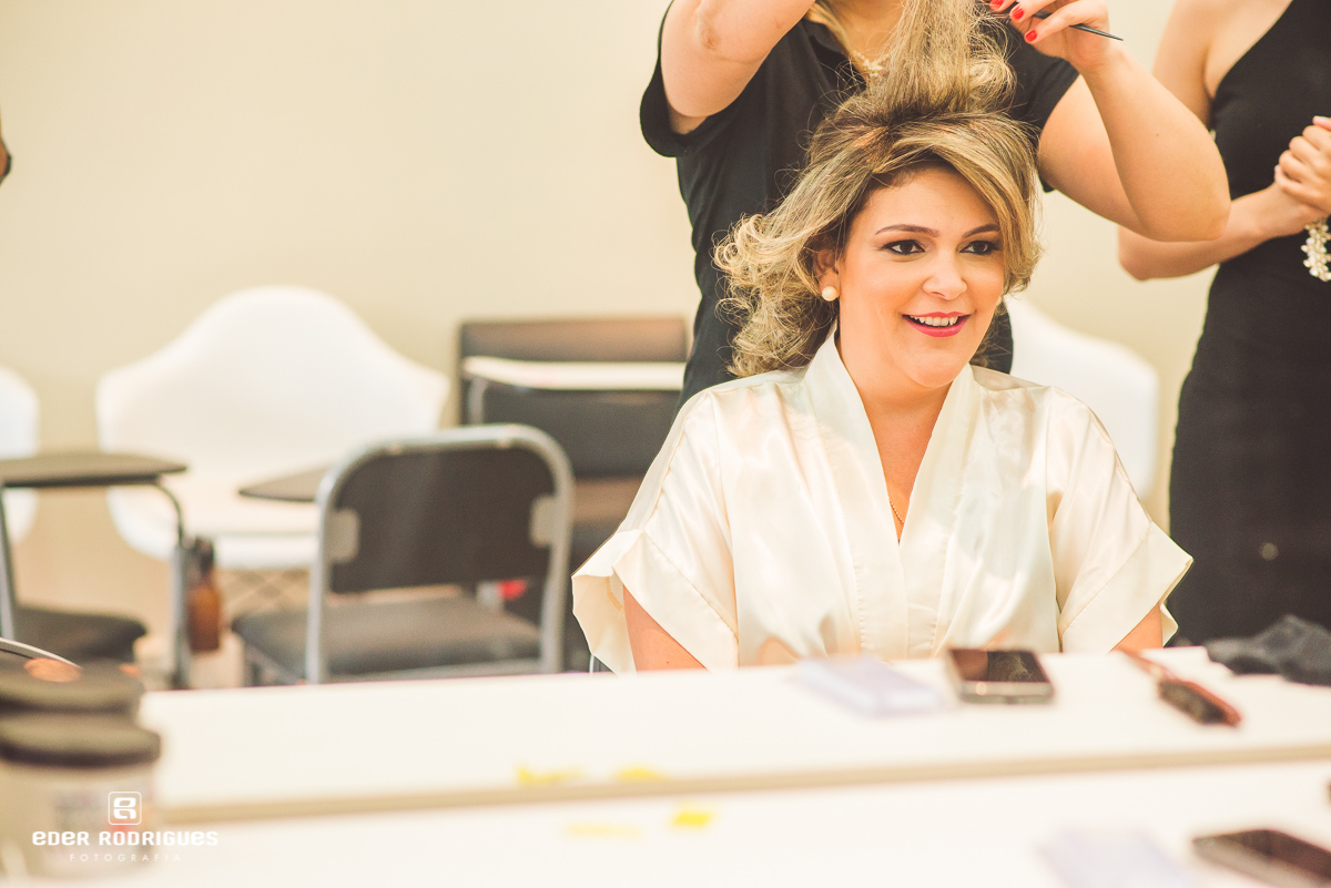 Noiva fazendo o cabelo no making of