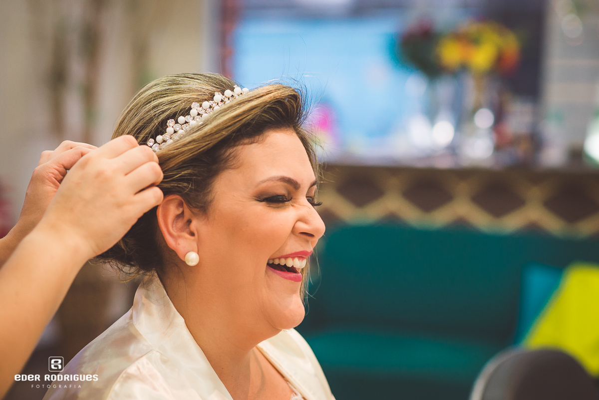 Noiva sorrindo no making of
