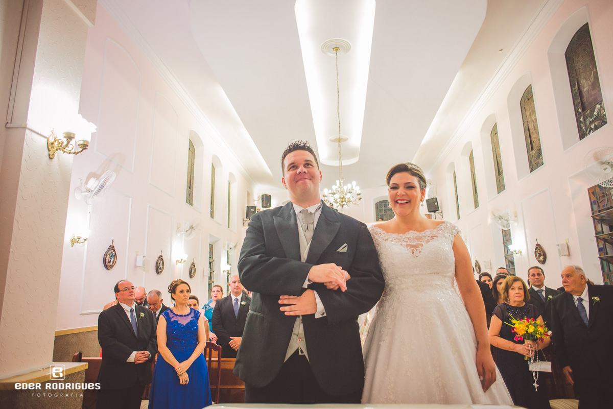 Noivos sorrindo na igreja Capela Nossa Senhora da Saude