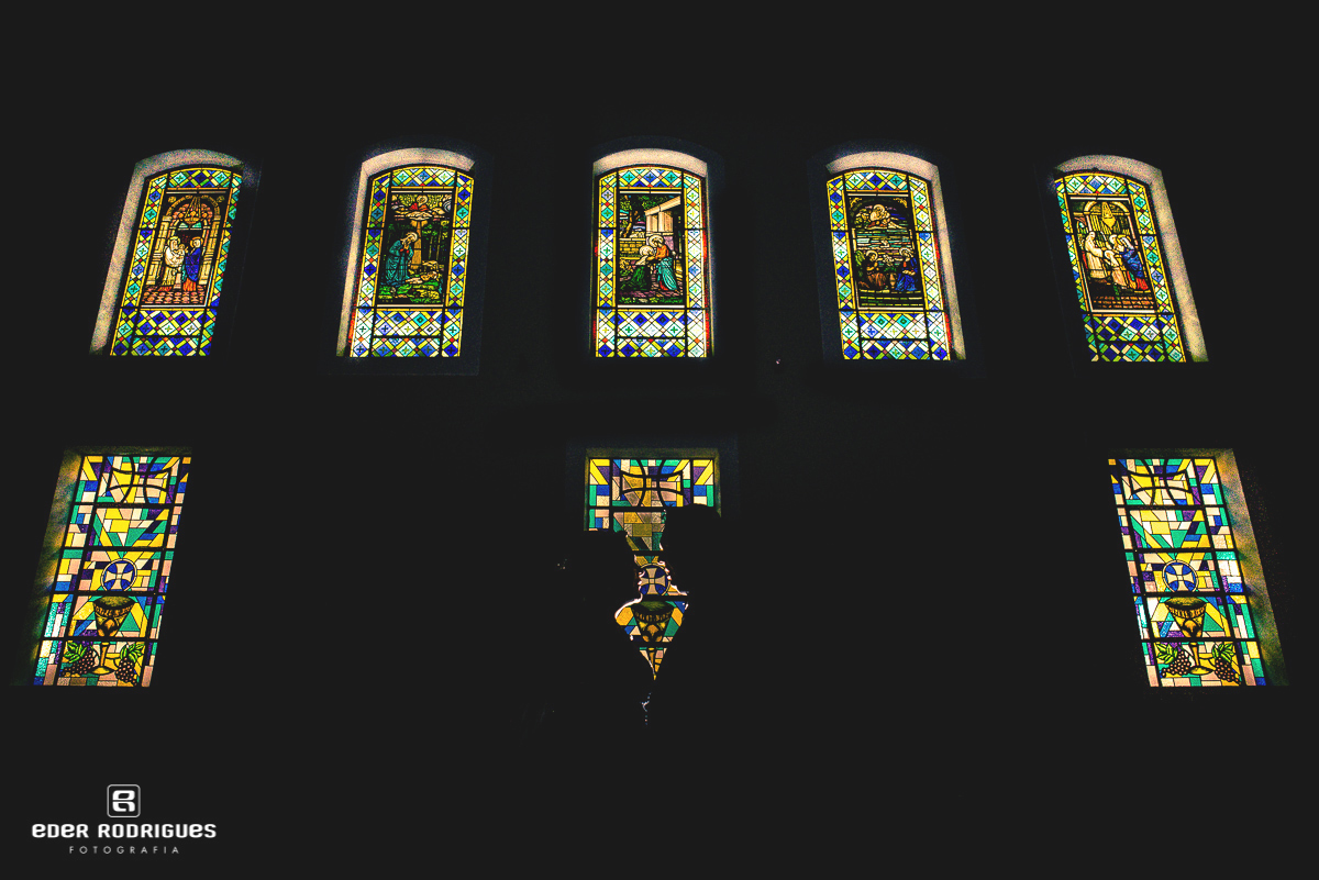 ensaio de fotos com os noivos na igreja