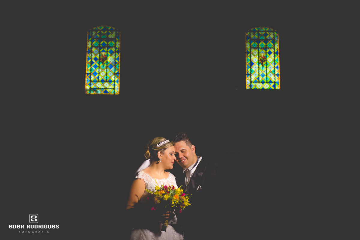 ensaio de fotos com os noivos na igreja