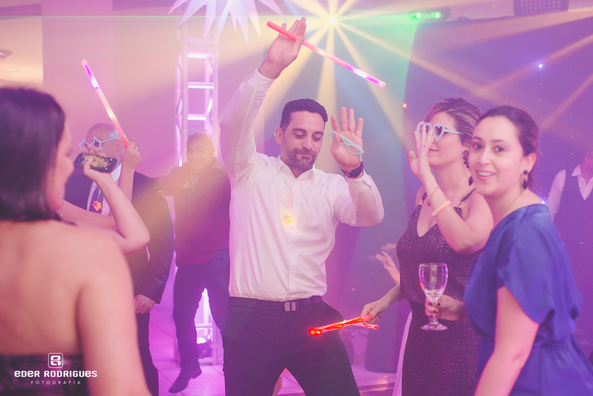 Convidados dançando na festa